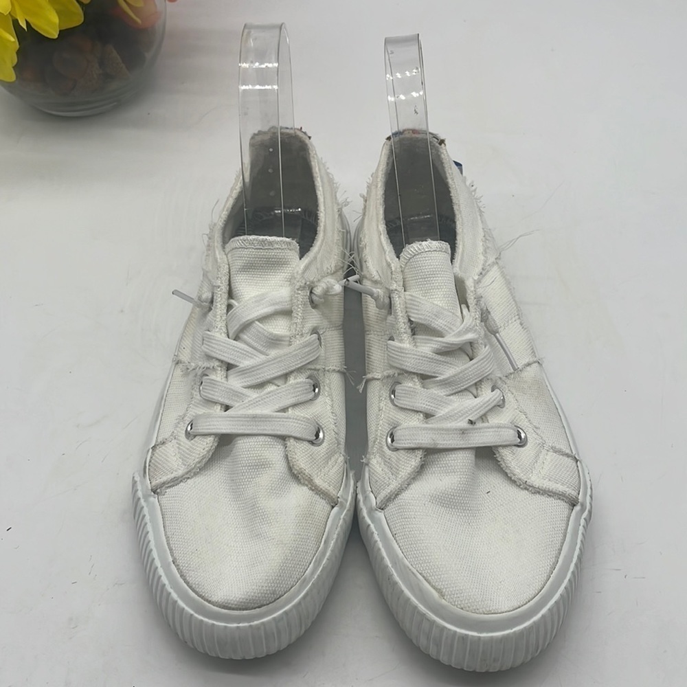 Tommy Bahama White Casual Sneaker Size 7. SNK3675A